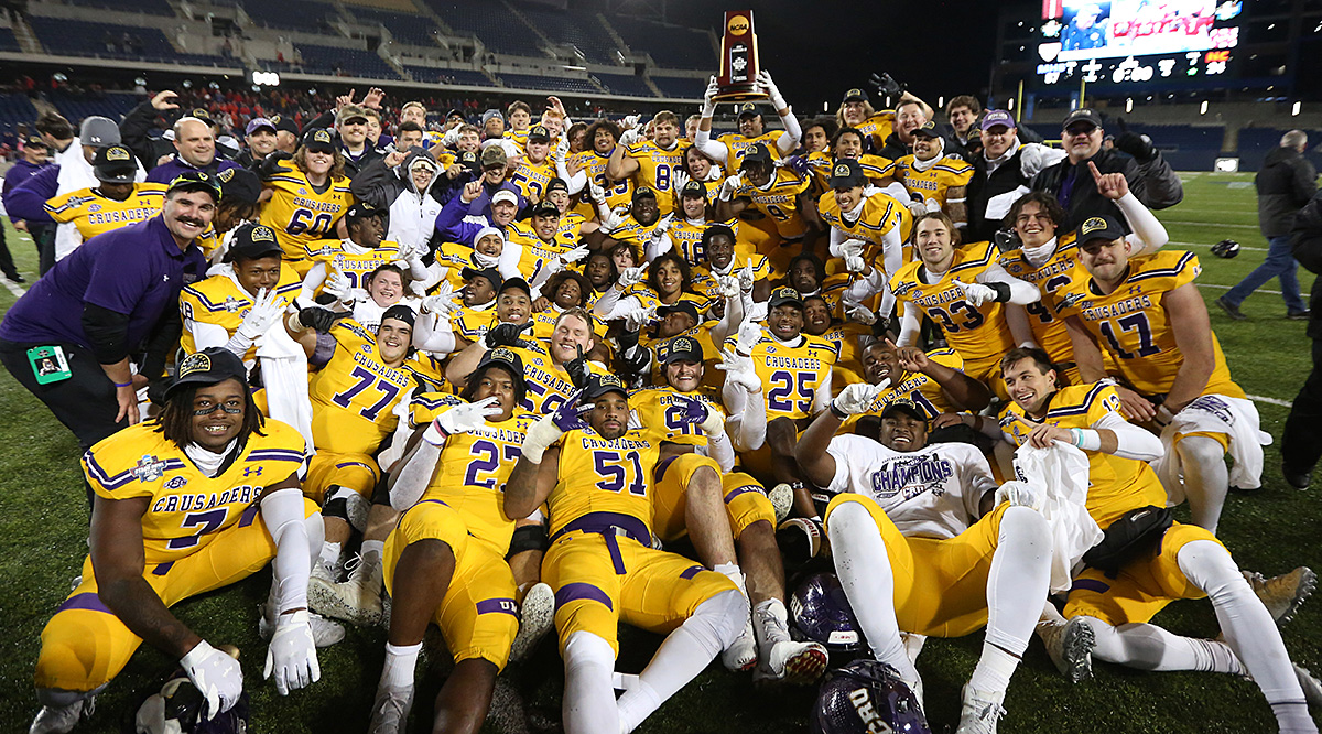 UMHB team with trophy